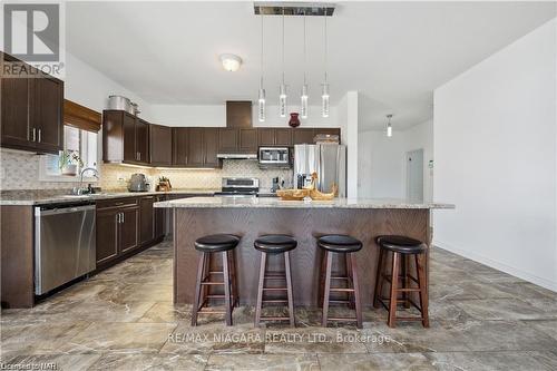 4432 Cinnamon Grove, Niagara Falls, ON - Indoor Photo Showing Kitchen With Upgraded Kitchen