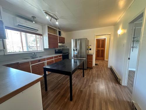 7742 22Nd Street, Grand Forks, BC - Indoor Photo Showing Kitchen