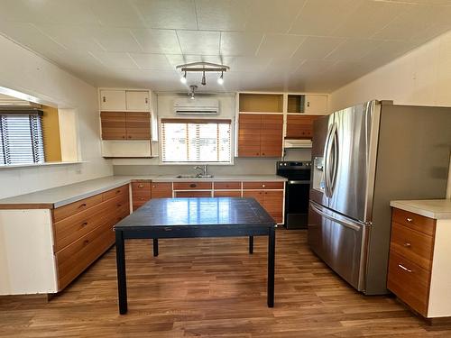 7742 22Nd Street, Grand Forks, BC - Indoor Photo Showing Kitchen With Double Sink