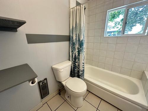 7742 22Nd Street, Grand Forks, BC - Indoor Photo Showing Bathroom