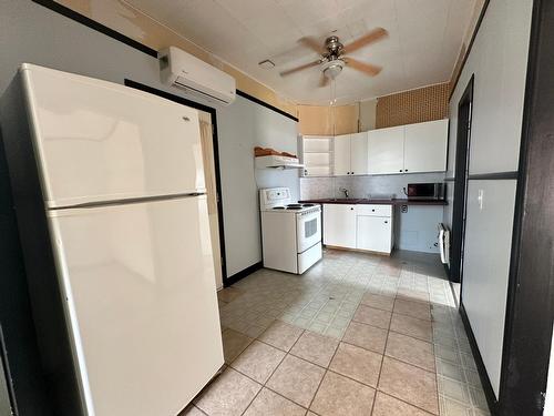 7742 22Nd Street, Grand Forks, BC - Indoor Photo Showing Kitchen