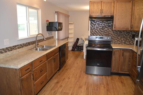 7750 21St Street, Grand Forks, BC - Indoor Photo Showing Kitchen With Double Sink