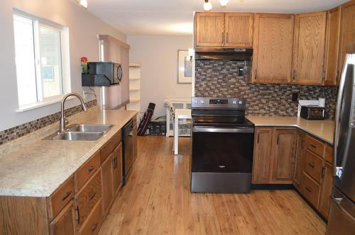 7750 21St Street, Grand Forks, BC - Indoor Photo Showing Kitchen With Double Sink