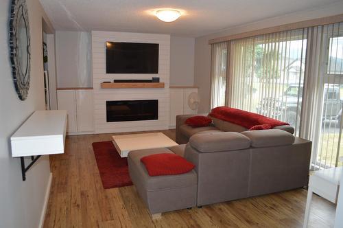 7750 21St Street, Grand Forks, BC - Indoor Photo Showing Living Room With Fireplace