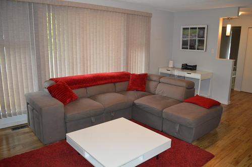 7750 21St Street, Grand Forks, BC - Indoor Photo Showing Living Room