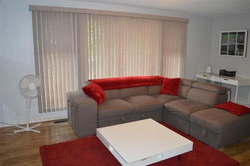 7750 21St Street, Grand Forks, BC - Indoor Photo Showing Living Room