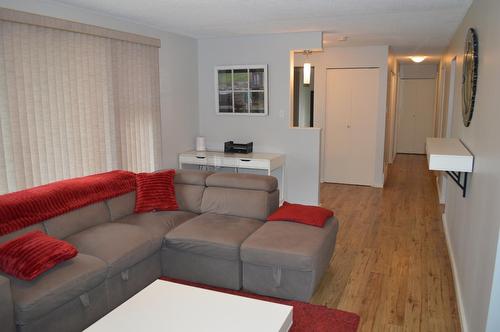 7750 21St Street, Grand Forks, BC - Indoor Photo Showing Living Room