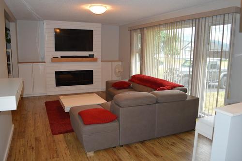 7750 21St Street, Grand Forks, BC - Indoor Photo Showing Living Room With Fireplace