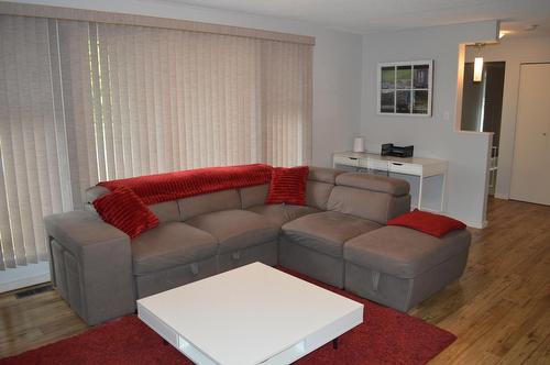 7750 21St Street, Grand Forks, BC - Indoor Photo Showing Living Room