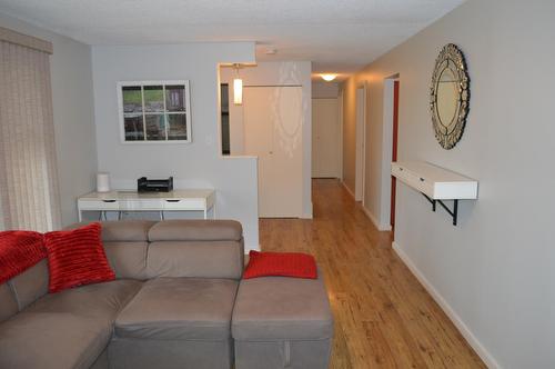 7750 21St Street, Grand Forks, BC - Indoor Photo Showing Living Room