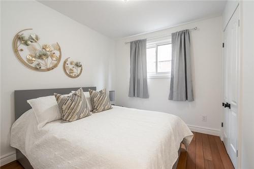 656 King Road, Burlington, ON - Indoor Photo Showing Bedroom