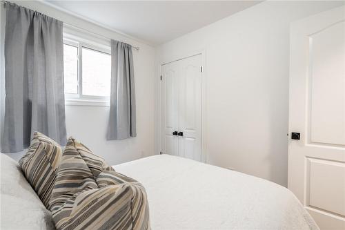 656 King Road, Burlington, ON - Indoor Photo Showing Bedroom