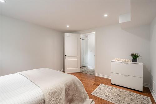 656 King Road, Burlington, ON - Indoor Photo Showing Bedroom