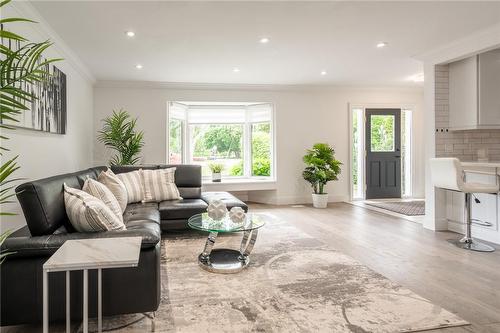 656 King Road, Burlington, ON - Indoor Photo Showing Living Room