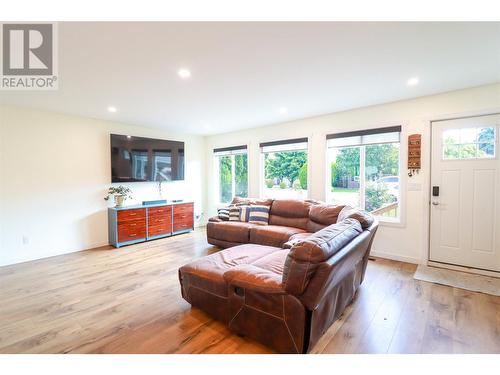 150 Nesbitt Crescent, Penticton, BC - Indoor Photo Showing Living Room