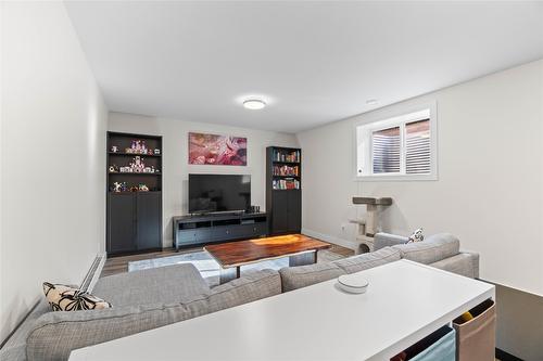 2237 Rahn Street, Armstrong, BC - Indoor Photo Showing Living Room