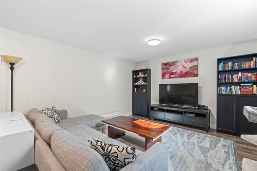 2237 Rahn Street, Armstrong, BC - Indoor Photo Showing Living Room