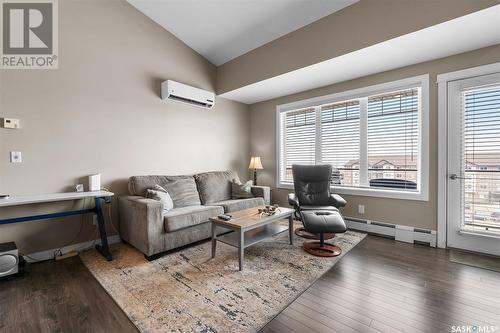 405 710 Hart Road, Saskatoon, SK - Indoor Photo Showing Living Room