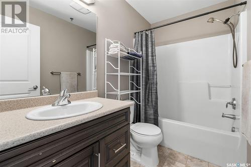 405 710 Hart Road, Saskatoon, SK - Indoor Photo Showing Bathroom