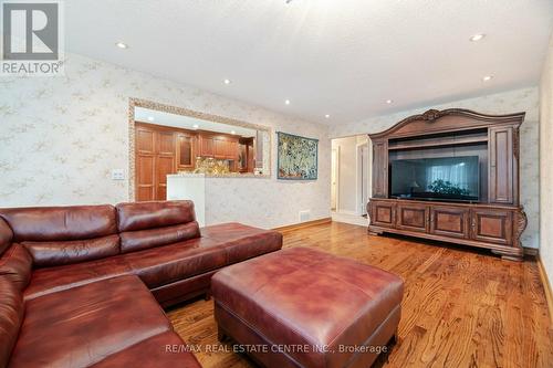 1542 Duncan Road, Oakville (Eastlake), ON - Indoor Photo Showing Living Room