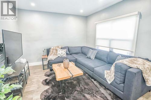 1233 Coric Avenue, Burlington, ON - Indoor Photo Showing Living Room