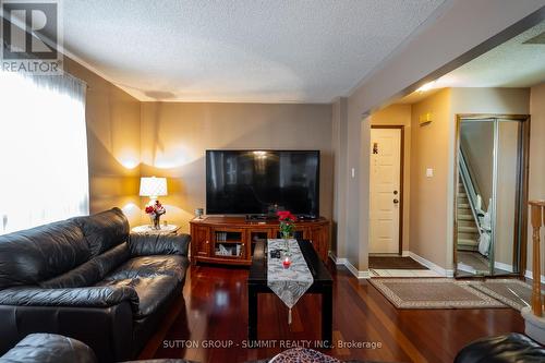 18 Luminous Court, Brampton, ON - Indoor Photo Showing Living Room