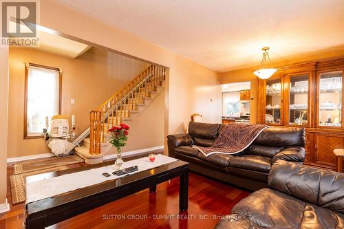 18 Luminous Court, Brampton (Heart Lake West), ON - Indoor Photo Showing Living Room