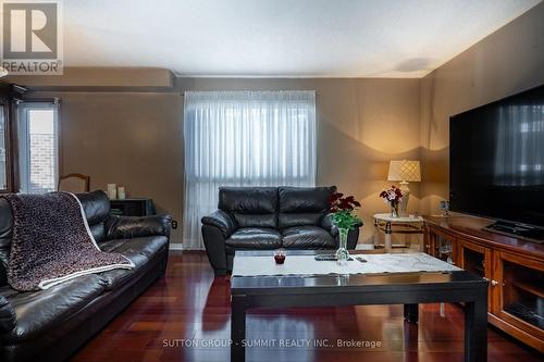 18 Luminous Court, Brampton, ON - Indoor Photo Showing Living Room