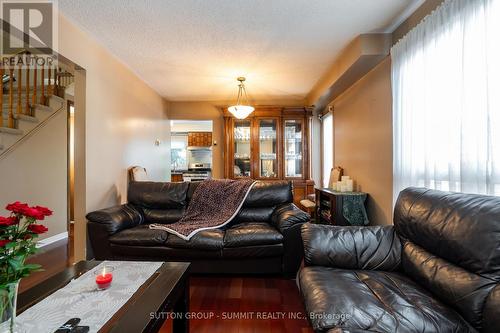 18 Luminous Court, Brampton, ON - Indoor Photo Showing Living Room