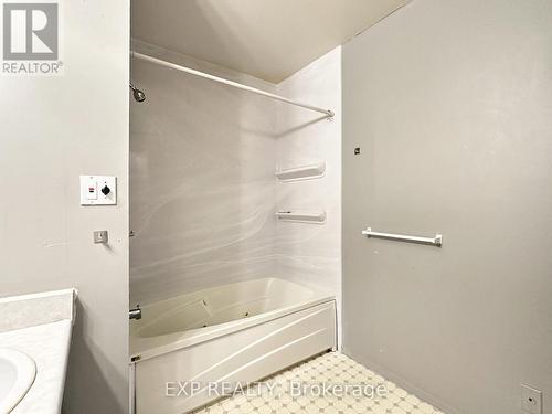 11 - 135 Andover Drive, London, ON - Indoor Photo Showing Bathroom