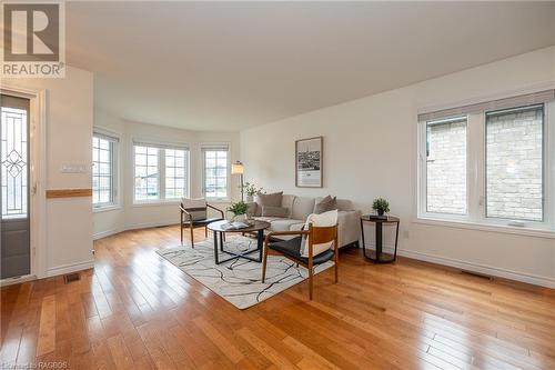 803 23Rd Street E, Owen Sound, ON - Indoor Photo Showing Living Room