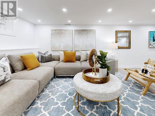 2180 Mount Royal Avenue, Burlington (Mountainside), ON - Indoor Photo Showing Living Room