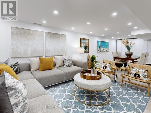 2180 Mount Royal Avenue, Burlington (Mountainside), ON - Indoor Photo Showing Living Room