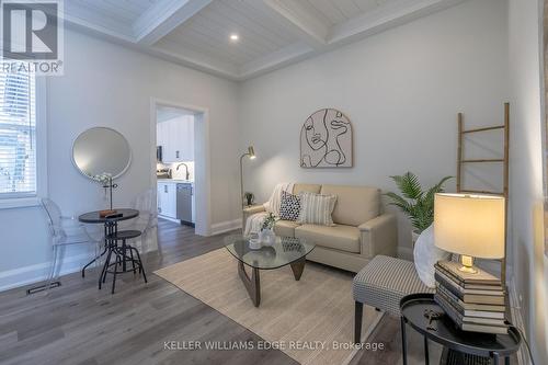 5 Florence Street, Hamilton (Strathcona), ON - Indoor Photo Showing Living Room