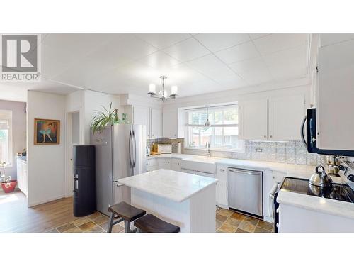 217 5Th  S Avenue, Cranbrook, BC - Indoor Photo Showing Kitchen With Double Sink