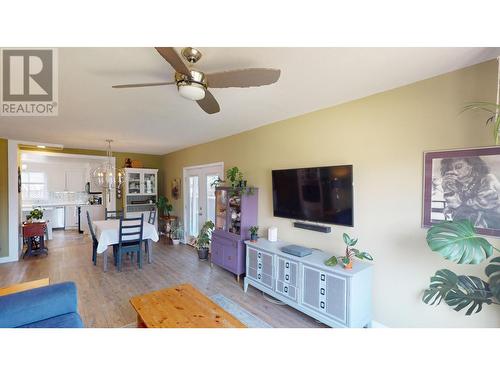 217 5Th  S Avenue, Cranbrook, BC - Indoor Photo Showing Living Room