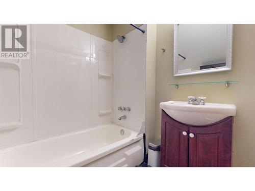 217 5Th  S Avenue, Cranbrook, BC - Indoor Photo Showing Bathroom