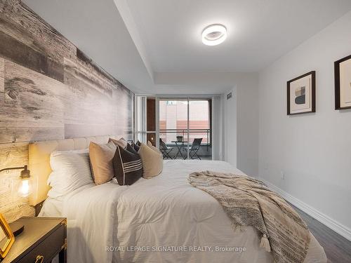 303-887 Bay St, Toronto, ON - Indoor Photo Showing Bedroom