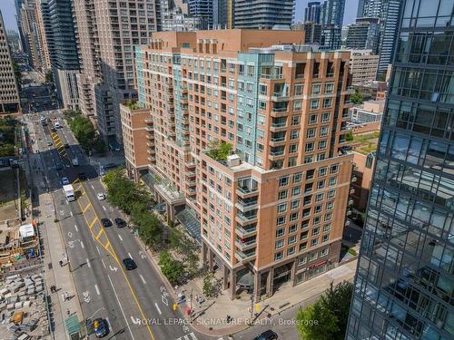 303-887 Bay St, Toronto, ON - Outdoor With Facade