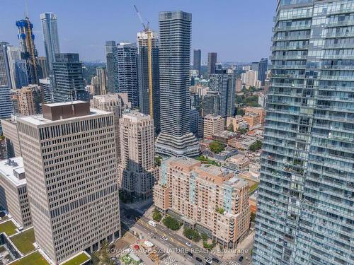 303-887 Bay St, Toronto, ON - Outdoor With Facade