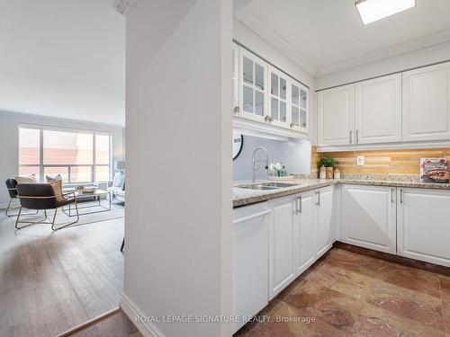 303-887 Bay St, Toronto, ON - Indoor Photo Showing Kitchen