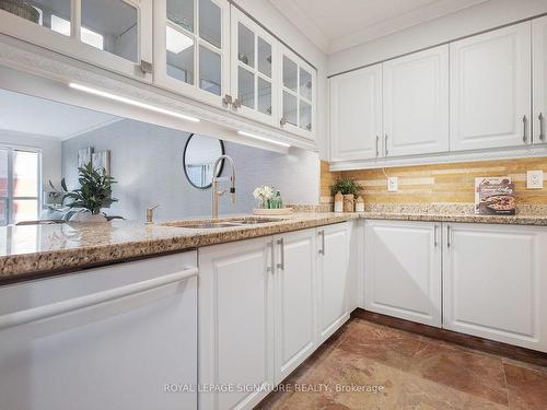 303-887 Bay St, Toronto, ON - Indoor Photo Showing Kitchen