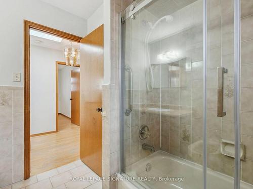 709 Upper Paradise Rd, Hamilton, ON - Indoor Photo Showing Bathroom