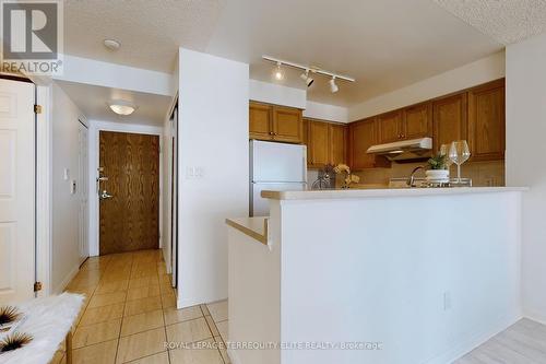 1912 - 23 Lorraine Drive, Toronto (Willowdale West), ON - Indoor Photo Showing Kitchen