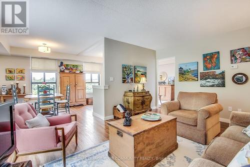 Ph3 - 15390 Yonge Street, Aurora, ON - Indoor Photo Showing Living Room