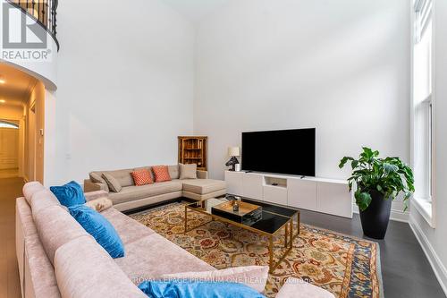 107 Appleyard Avenue, Vaughan, ON - Indoor Photo Showing Living Room