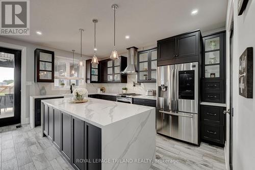 22345 Allen Road, Strathroy-Caradoc (Mount Brydges), ON - Indoor Photo Showing Kitchen With Upgraded Kitchen