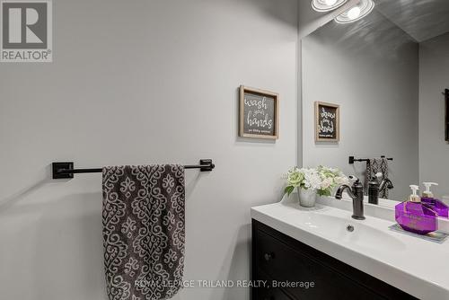 22345 Allen Road, Strathroy-Caradoc (Mount Brydges), ON - Indoor Photo Showing Bathroom