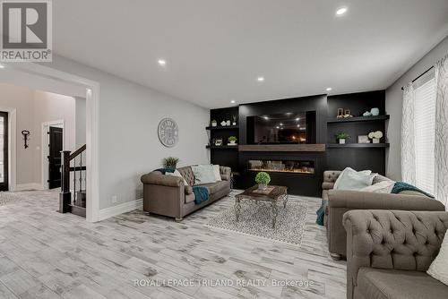 22345 Allen Road, Strathroy-Caradoc (Mount Brydges), ON - Indoor Photo Showing Living Room