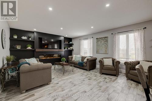 22345 Allen Road, Strathroy-Caradoc (Mount Brydges), ON - Indoor Photo Showing Living Room